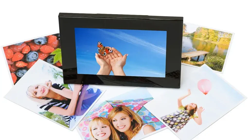 Digital picture frame for photo carousel display, digital photo frame advertising screen