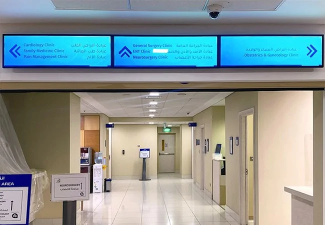 goxmart stretched screen healthcare digital signage, bilingual hanging LCD wayfinding sign for hospital clinic direction guidance