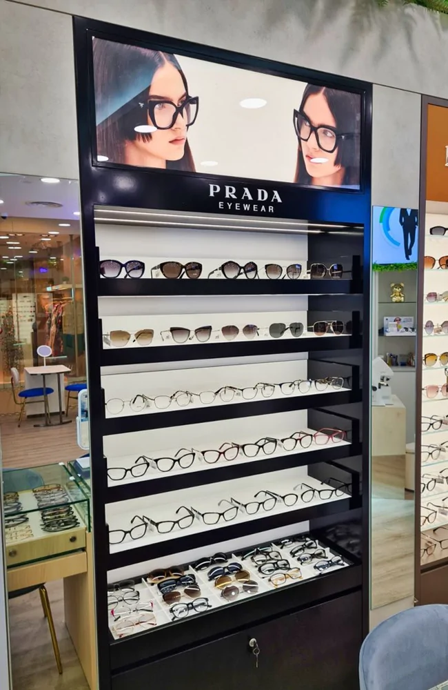 goxmart retail digital signage solution for optical eyewear retail store
