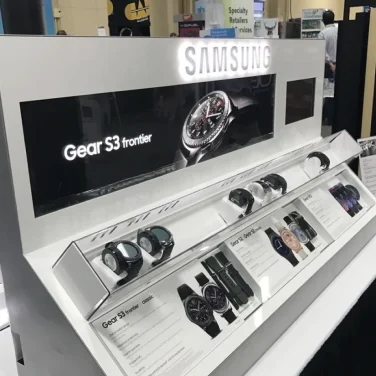 goxmart horizontal stretched‑bar lcd screen for smartwatch retail exhibition display
